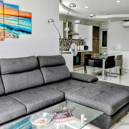 'Home Away From Home' By The Sea Saint Julian's Exterior photo